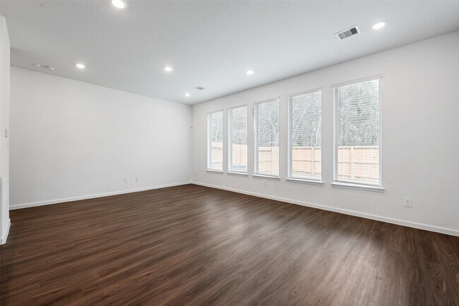 Building Photo - 653 Royal Arch Dr