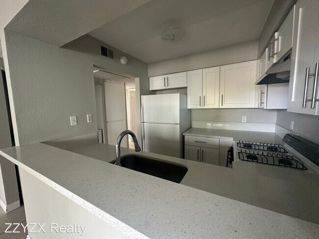 Building Photo - 2 br, 1.5 bath House - 1395 Hialeah Drive #D