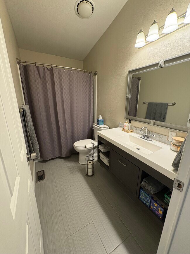 Foto del edificio - 150 S Golden Dr