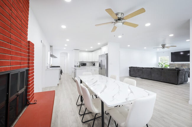 Building Photo - 501 Magnolia Ave