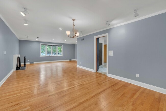 Building Photo - 370 Holland Ln