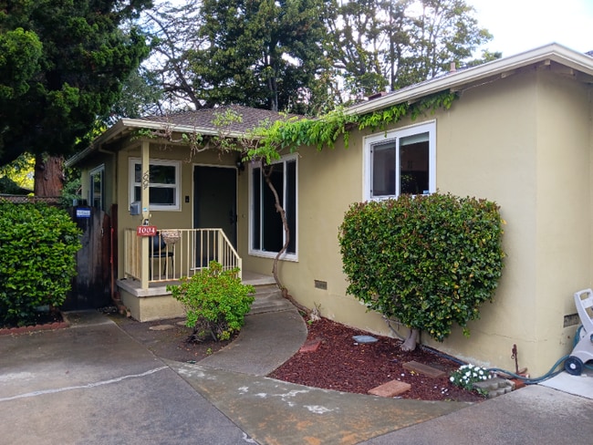 Building Photo - 1004 Hudson St