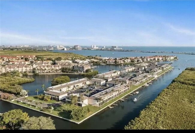 Foto del edificio - 8802 Bay Pointe Dr