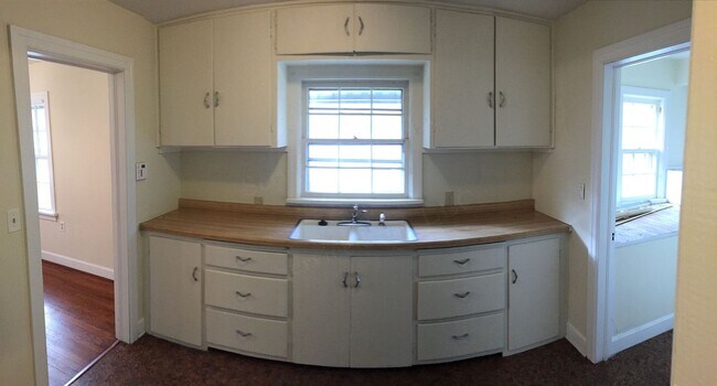 Building Photo - Very nice and LARGE 1 bed House for rent CLOSE TO MSU!