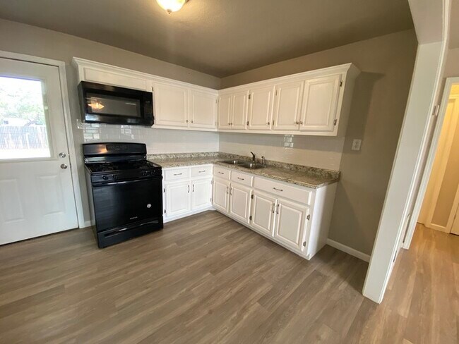 Building Photo - 205 Waverly Dr