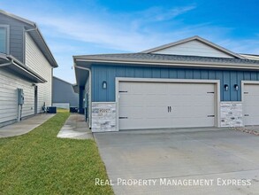 Building Photo - 3-Bed, 2-Bath Townhome: Modern, Spacious, Convenient