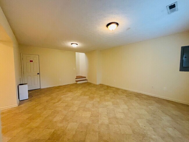 Building Photo - 812 Glade Rd