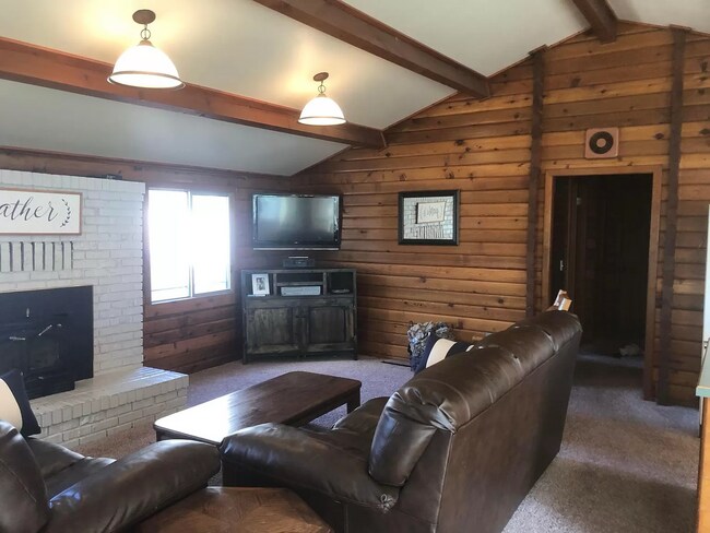 Building Photo - Perfectly located pet friendly house