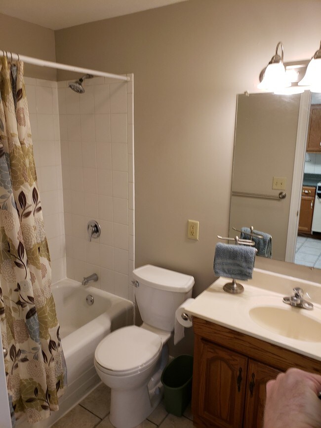 Building Photo - 1141 NE Chester Ave