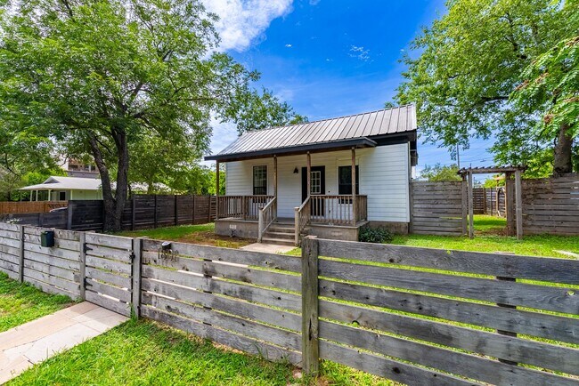 Building Photo - Urban Charm Meets Modern Living in the Heart of East Austin!