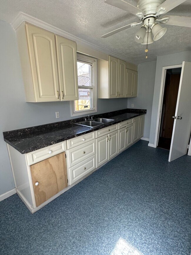 Building Photo - 3bd Single Broadway/E. 55th St. Cash Pay