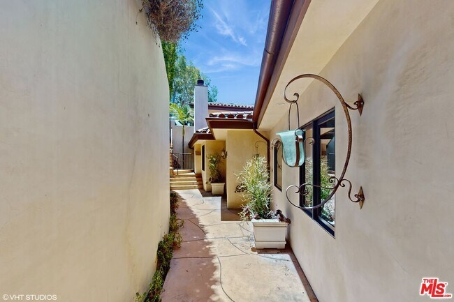 Building Photo - 3311 Deronda Dr