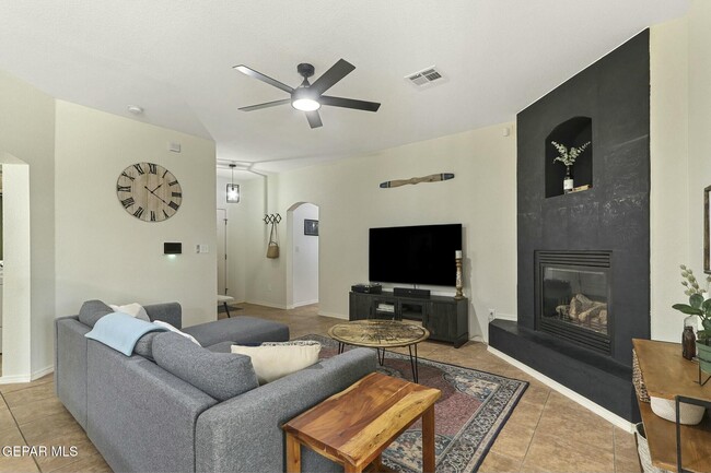 Building Photo - 6741 Crucero Del Sol Dr