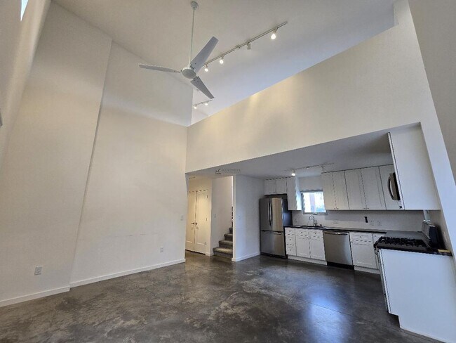 Foto del edificio - 2180 W Alameda St