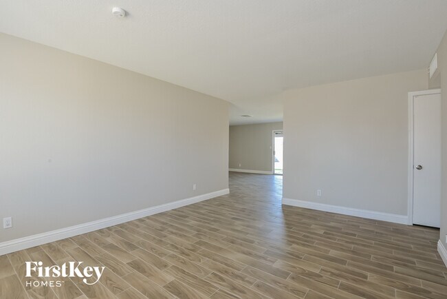 Building Photo - 1230 S Briar