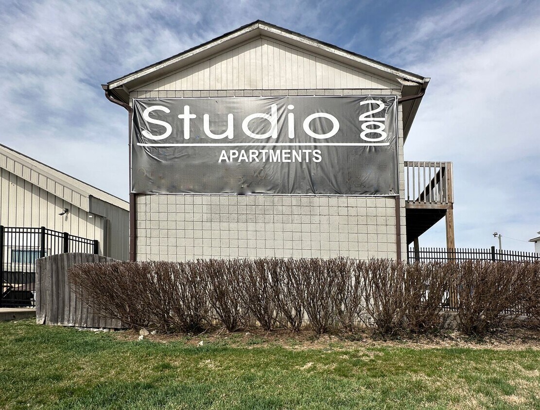 Primary Photo - PIG-STU - Studio 28