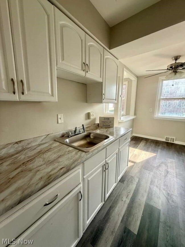 Building Photo - 2027 Warrensville Center Rd