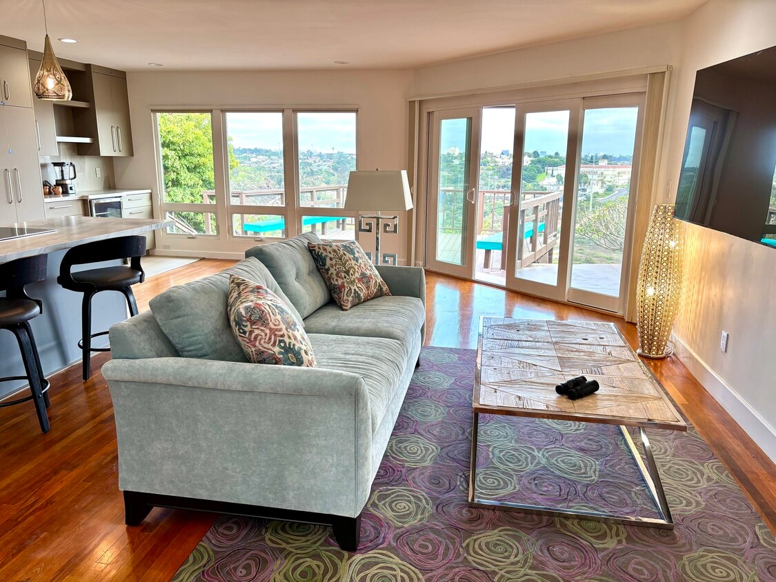 Open floor plan, living room - 5121 September St