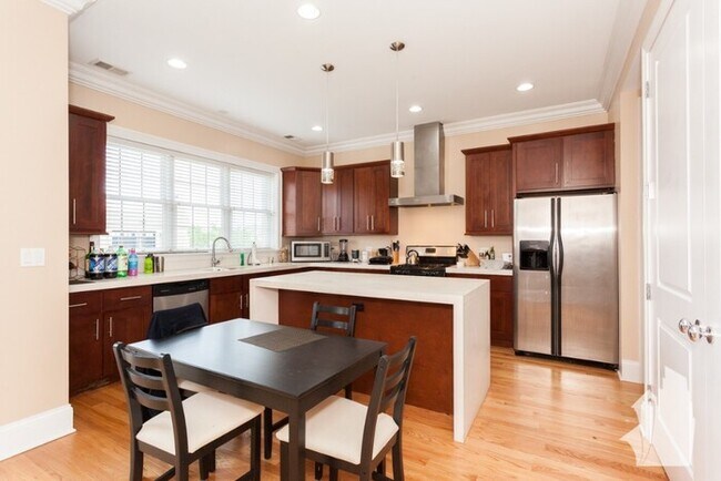 Foto del edificio - 3718 N Wilton Ave