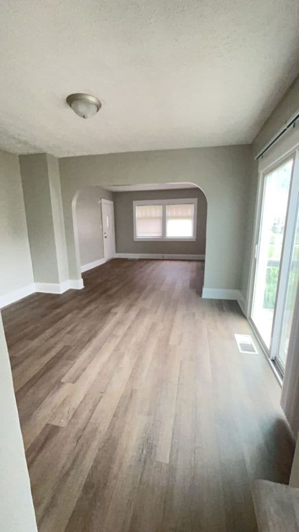 Foto del edificio - For Rent: 2 Bed 1 Bath with Fence + 1 Gar Garage + Deck!