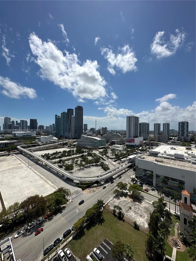 Foto del edificio - 555 NE 15th St