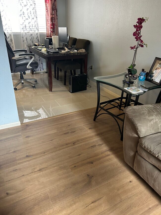 Foto del edificio - 3054 Gladstone St