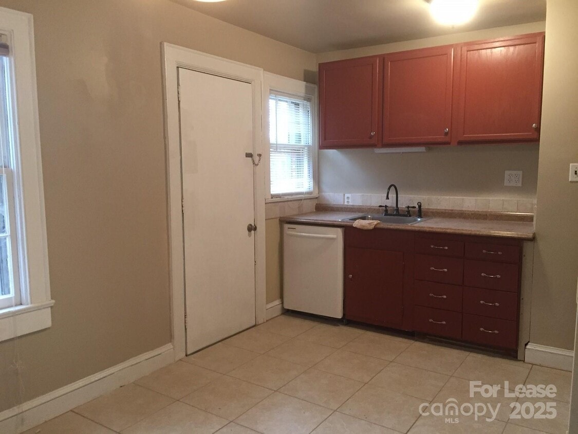 Building Photo - 385 Westwood Dr