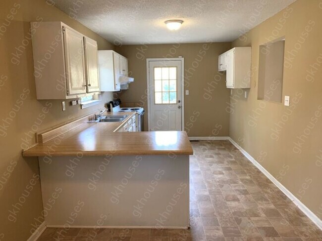 Building Photo - 3 beds 1 baths Pet Friendly (1 pet max)