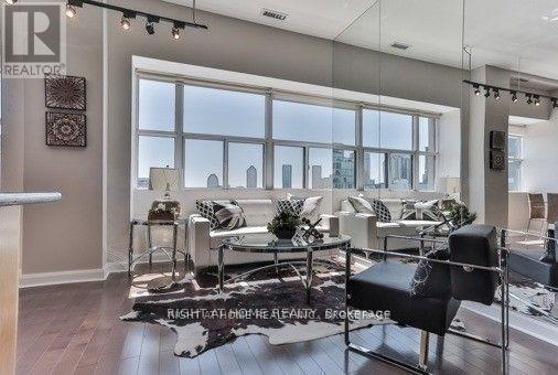 Photo du bâtiment - 700 King St W