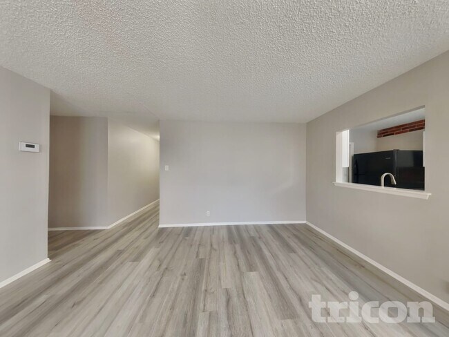 Foto del edificio - 5223 Tom Stafford Dr