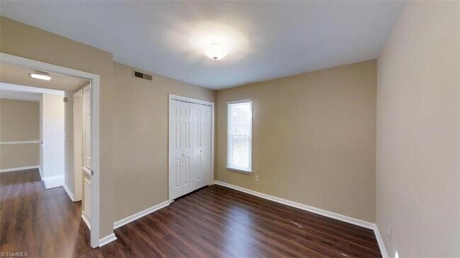 Foto del edificio - Lower Level Condo for Rent - MOVE IN READY