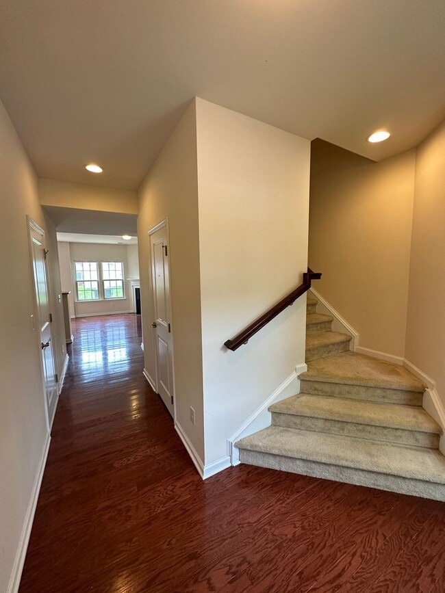 Building Photo - Townhome in Edison Square