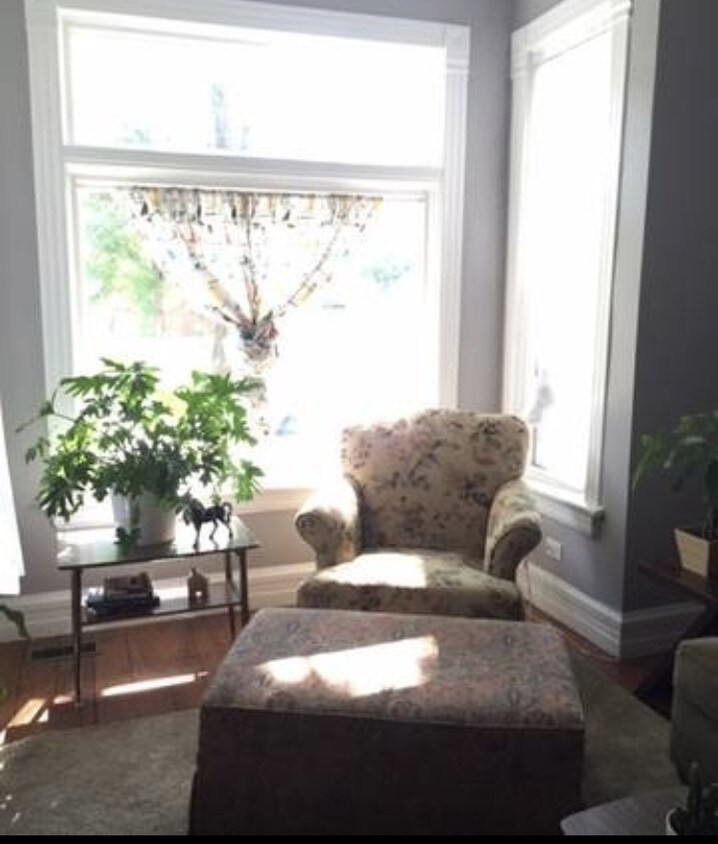 Sunny living room - 2252 Kimball N Ave