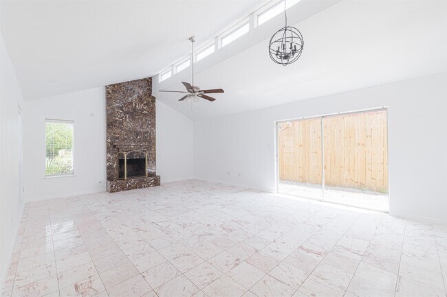 Foto del edificio - 13911 Locke Ln