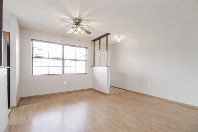 Foto del edificio - 5045 Mayflower St