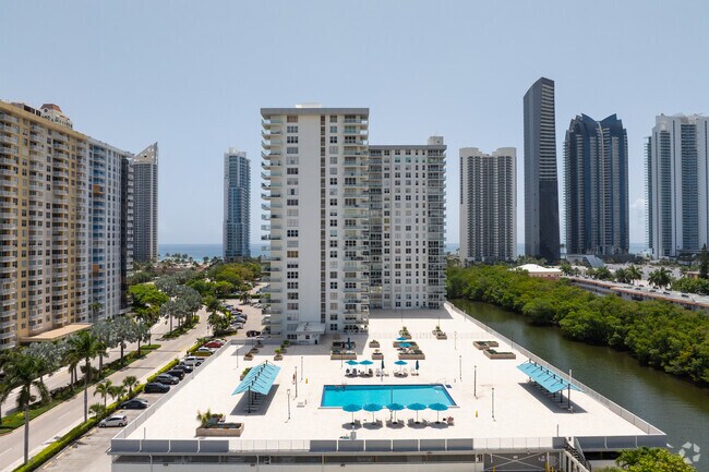 Building Photo - Winston Towers 300