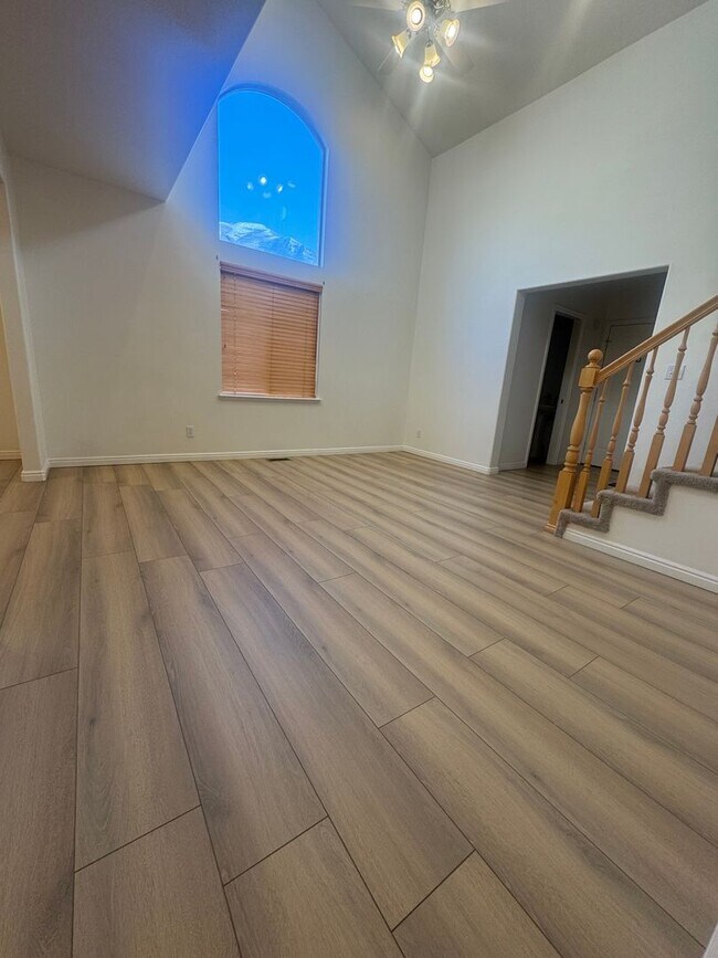 Building Photo - Beautiful Cedar Hills townhome for rent!