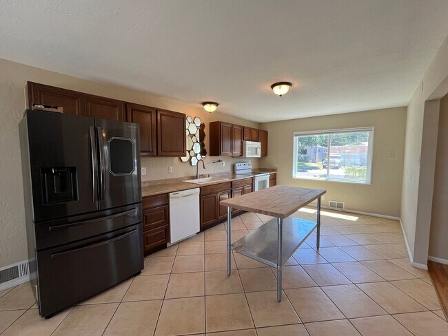 Foto del edificio - Charming 3 Bedroom 2 Bathroom Home In The NE!