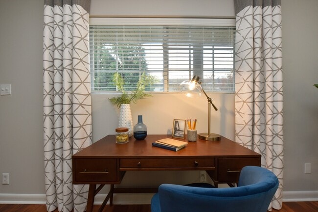 ¡Sala de estar con espacio para un escritorio! - The Preserve at Crestwood