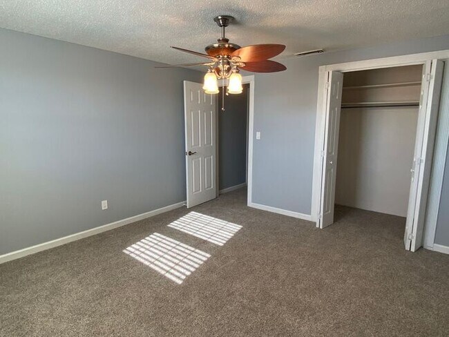 Building Photo - 1501 Sunrise Dr