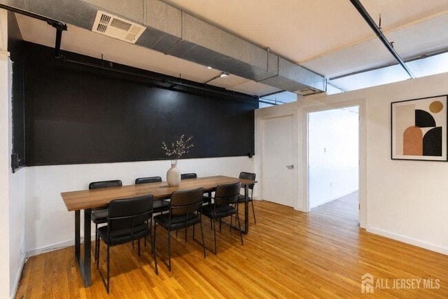Building Photo - 378 George St