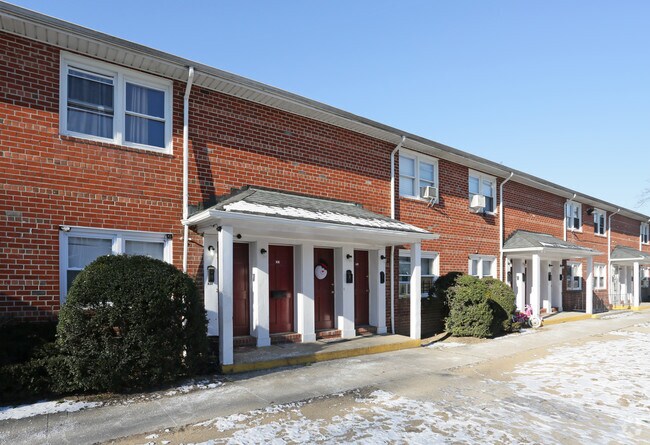 Building Photo - 287-295 W Merrick Rd