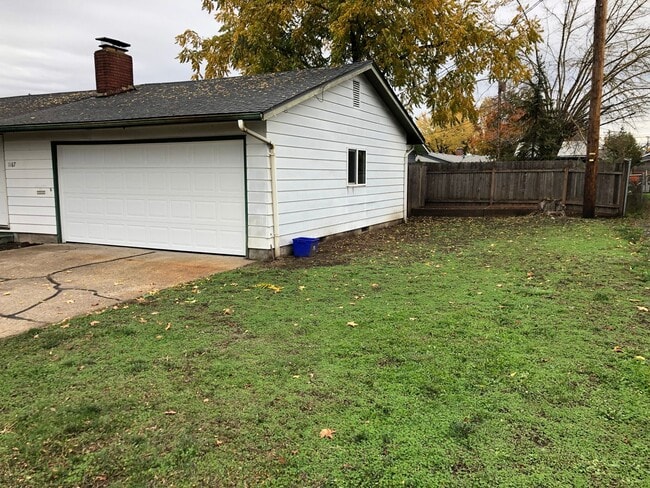 Building Photo - Updated 3 bedroom 1 bath house in Springfi...