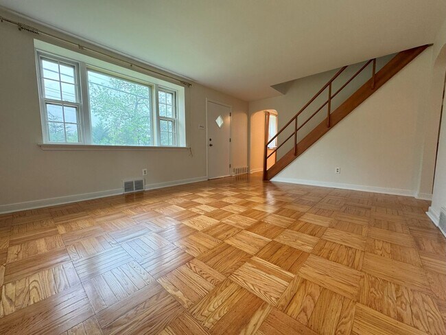 Building Photo - Renovated home, central air, stainless app...