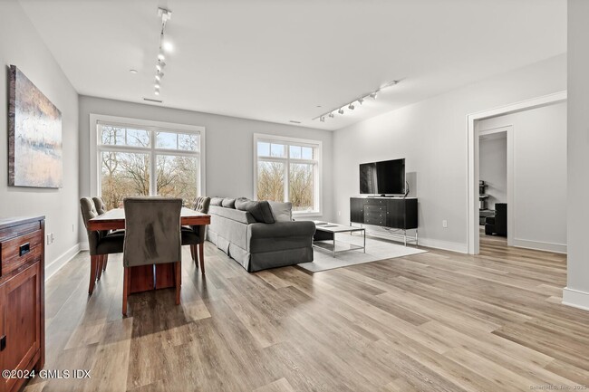 Building Photo - 1381 E Putnam Ave