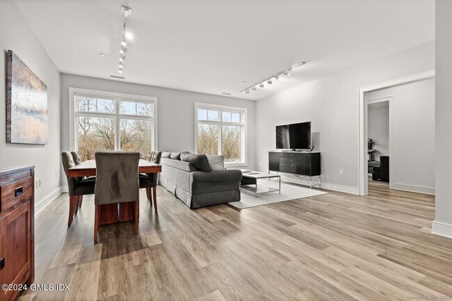 Foto del edificio - 1381 E Putnam Ave