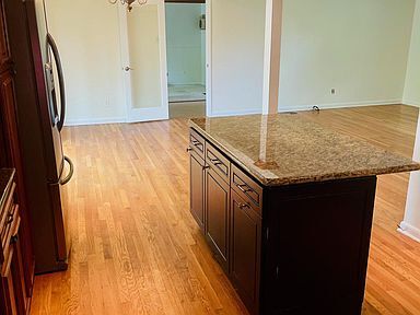 Foto del edificio - 3233 Saxon Dr