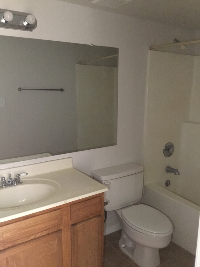 Foto del edificio - 2 bed 2 bath Town-home Gated  in Central Phoenix!
