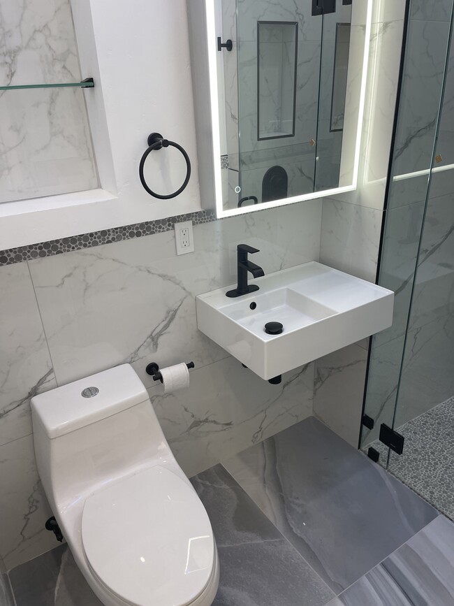 Foto del edificio - 732 Ventura Place, Unit 2