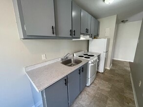 Building Photo - 19 Reading Crescent